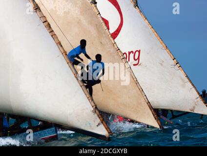 Gara di dhow durante il festival Maulid, Lamu County, Lamu, Kenya Foto Stock