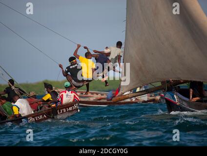 Gara di dhow durante il festival Maulid, Lamu County, Lamu, Kenya Foto Stock