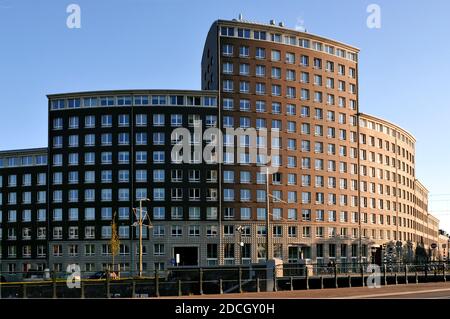 L'Aia, Paesi Bassi. Immagini tra 2013 e 2017. Stationsbuurt Urban – Renewal Housing. ‘De Croissant’, l’Aia. Dell'architetto belga Charles Foto Stock