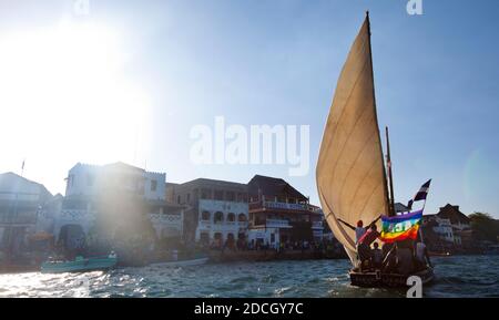 Dhow vela lungo la costa, Lamu contea, Lamu, Kenya Foto Stock