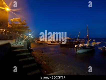 Dhows nel porto di notte, Lamu County, Lamu, Kenya Foto Stock