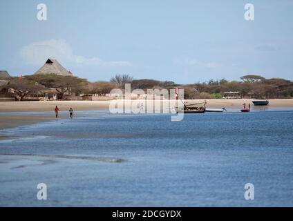 Persone che camminano sulla spiaggia di fronte Hotel Majlis, Lamu County, Manda Island, Kenya Foto Stock