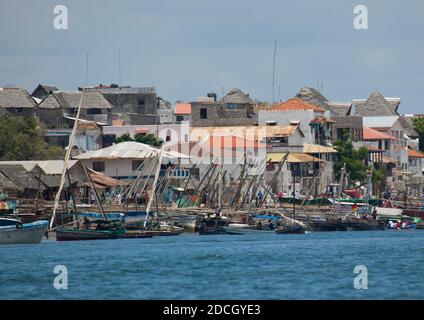 Old Town Waterfront con dows nel porto, Lamu County, Lamu, Kenya Foto Stock