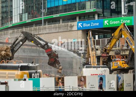 Londra, Regno Unito. 21 novembre 2020. I lavori continuano a demolire le famose rampe di Wembley Way che conducono allo stadio di Wembley. Le rampe, note come pedalò, sono state utilizzate da 46 anni dai tifosi che partecipano a partite di calcio e ad altri eventi allo stadio. Una nuova serie di passi li sostituirà e sarà in vigore per 2021 ad un costo di £18 m. Credit: Stephen Chung / Alamy Live News Foto Stock