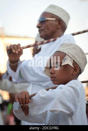 Uomini musulmani che celebrano il festival Maulid, Lamu County, Lamu, Kenya Foto Stock