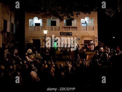 Folla che ascolta la poesia musulmana recita durante il festival Maulid, Lamu County, Lamu, Kenya Foto Stock