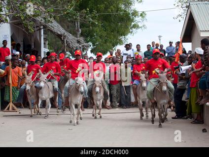 Corsa dell'asino in città durante il festival di Maulid, Lamu County, Lamu, Kenya Foto Stock