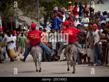 Corsa dell'asino in città durante il festival di Maulid, Lamu County, Lamu, Kenya Foto Stock