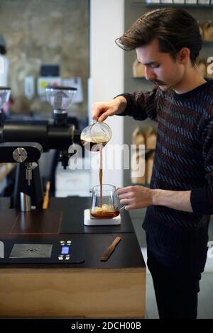 Germania / Berlino /stile caffè / Barista fare caffè filtro a Bonanza Coffee Heroes, Berlino . Foto Stock