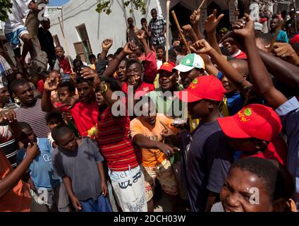 La folla gridava durante lo sciopero di asini, Lamu County, Lamu, Kenya Foto Stock