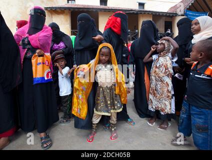 Donne musulmane e bambini durante il festival Maulid, Lamu County, Lamu, Kenya Foto Stock