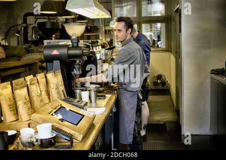 Germania / Berlino /stile caffè / Barista al Barn di Berlino. Foto Stock