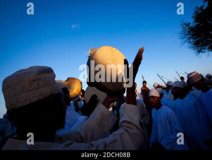 Uomo che suona la batteria durante il festival Maulid, Lamu County, Lamu, Kenya Foto Stock