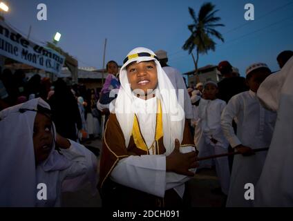 Giovane ragazzo in abiti tradizionali tra la folla durante il festival Maulid, Lamu County, Lamu, Kenya Foto Stock