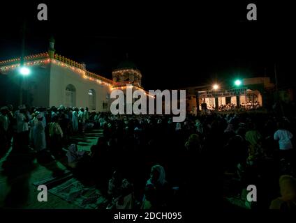 Folla di fronte alla moschea durante il festival Maulid, Lamu County, Lamu, Kenya Foto Stock
