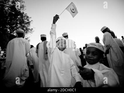 Uomini musulmani che celebrano il festival Maulid, Lamu County, Lamu, Kenya Foto Stock