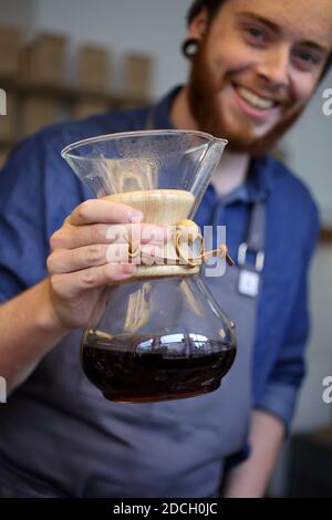 Germania / Berlino /stile caffè / Barista utilizzo di Chemex per la preparazione di caffè da filtro. Al Barn di Berlino. Foto Stock