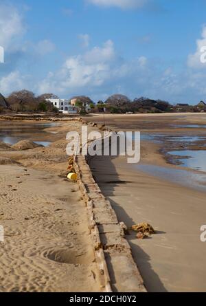 Erosione della spiaggia lungo la riva a bassa marea, Lamu County, Lamu, Kenya Foto Stock