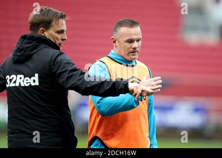 Bristol, Regno Unito. 21 Nov 2020. Justin Walker allenatore di sviluppo e uno dei quattro allenatori a carico temporaneo di Derby County e Wayne Rooney allenatore e uno dei quattro allenatori a carico temporaneo di Derby County prima della partita EFL Sky Bet Championship tra Bristol City e Derby County ad Ashton Gate, Bristol, Inghilterra il 21 novembre 2020. Foto di Dave Peters. Solo per uso editoriale, è richiesta una licenza per uso commerciale. Nessun utilizzo nelle scommesse, nei giochi o nelle pubblicazioni di un singolo club/campionato/giocatore. Credit: UK Sports Pics Ltd/Alamy Live News Foto Stock