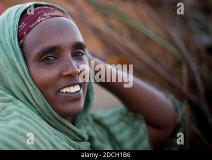 Ritratto di una donna sorridente della tribù Borana, Marsabit County, Marsabit, Kenya Foto Stock