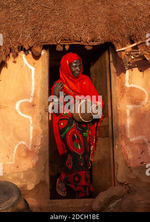 Ritratto di una donna della tribù Borana con un cesto di fronte alla sua casa, Marsabit County, Marsabit, Kenya Foto Stock