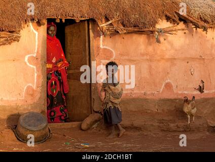 Ritratto di una donna della tribù Borana e di sua figlia di fronte alla sua casa, Marsabit County, Marsabit, Kenya Foto Stock