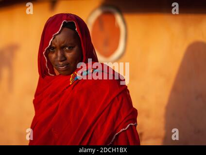 Ritratto di una donna della tribù Borana con un velo rosso, Marsabit County, Marsabit, Kenya Foto Stock