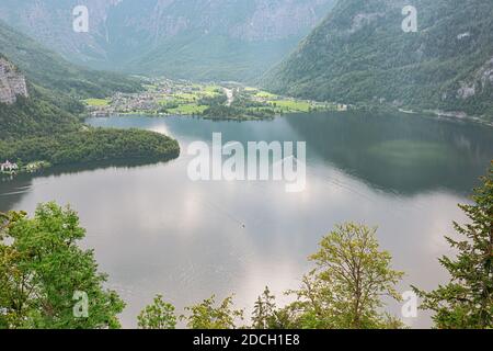 Il Hallstatter vedere con Obertraun sulla riva opposta visto Dalla passerella di Hallstatt Foto Stock