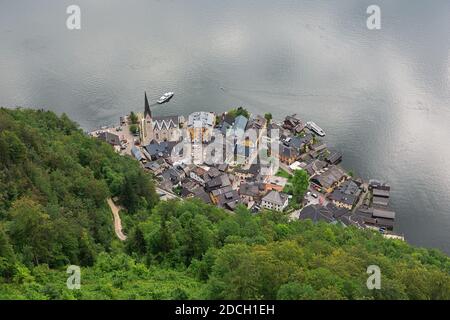 Guardando verso il basso Hallstatt visto dal passaggio sopraelevato di Hallstatt Foto Stock