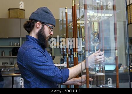 STATI UNITI / California / San Francisco / Provident/ barista maschile che regola il contagocce lento giapponese al Blue Bottle Coffee . Foto Stock