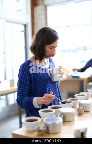 STATI UNITI / California / Oakland / caffè stile / caffè che cupping a Blue Bottle Coffee . Foto Stock