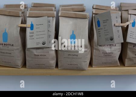 STATI UNITI / California / Oakland / caffè stile / blu bottiglie di caffè borse Foto Stock