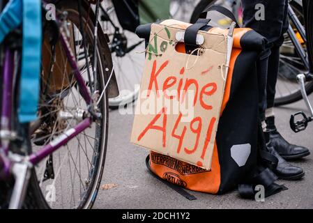 Germania, Berlino, 21 novembre 2020: Un banner con la scritta "No A49!" Si può vedere di fronte a Konrad-Adenauer-Haus, l'ufficio federale della CDU, durante un giro in bicicletta per un cambiamento di politica del traffico clima-friendly e contro la bonifica della foresta di Dannenroeder in Assia (tedesco: Assia). I gruppi ambientalisti chiedono un arresto immediato della costruzione della prevista autostrada A49 e l'operazione di polizia in corso di sfratto di attivisti nel corso della deforestazione della foresta di Dannenroeder. (Foto di Jan Scheunert/Sipa USA) Foto Stock