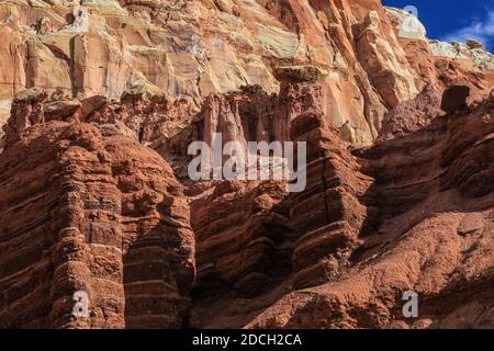 Il Capitol Reef National Park si trova al centro della WaterPocket Fold, lunga 100 chilometri, che è stata erosa in alcuni dei più bei paesaggi degli Stati Uniti. Foto Stock