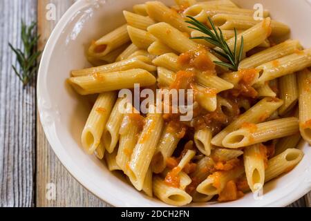 Pasta con zucca su fondo di legno. Messa a fuoco selettiva Foto Stock