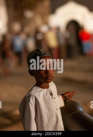 Ragazzo piccolo che indossa kofia, Lamu County, Lamu, Kenya Foto Stock