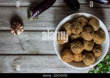 Polpette di melanzane senza carne su sfondo di legno. Foto Stock