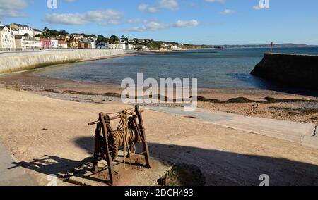 Parte del nuovo muro di mare di Dawlish, guardando verso la stazione ferroviaria da Boat Cove. Foto Stock