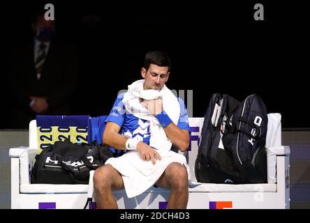 Novak Djokovic si siede sulla sua panchina durante un cambio di finale nella sua partita contro Dominic Thiem durante la loro partita semifinale il settimo giorno delle finali Nitto ATP alla O2 Arena di Londra. Foto Stock