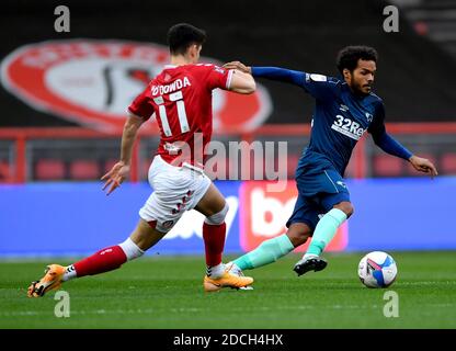 Duane Holmes della contea di Derby (a destra) e Callum o'Dowda della città di Bristol combattono per la palla durante la partita del campionato Sky Bet ad Ashton Gate, Bristol. Foto Stock