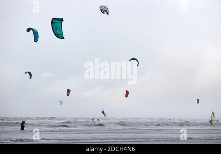 San Pietro Ording, Germania. 21 Nov 2020. Vento e kitesurfers sfidano vento e pioggia e godersi le onde. Credit: Georg Wendt/dpa/Alamy Live News Foto Stock