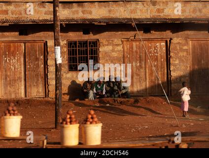Uomini kenioti che chiacchierano di fronte a un edificio, nella contea di Nakuru, Nakuru, Kenya Foto Stock
