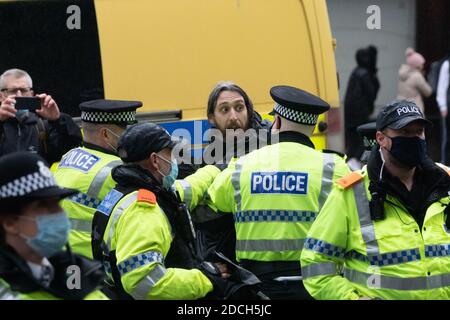 Liverpool, Regno Unito. 21 Nov 2020. I manifestanti si riuniscono nel centro di Liverpool e si scendono per le strade per mostrare la loro insoddisfazione per le misure di blocco del Regno Unito e la risposta del governo alla COVID-19. Le tensioni aumentano mentre i manifestanti si scontrano con la polizia. Credit: Callum Fraser/Alamy Live News Foto Stock