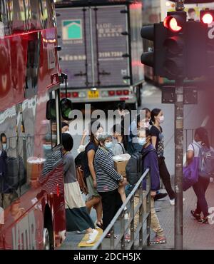 Hong Kong, Cina. 21 Nov 2020. I pedoni che indossano maschere facciali attraversano una strada a Hong Kong, Cina meridionale, 21 novembre 2020. PER ANDARE CON 'le infezioni giornaliere di Hong Kong COVID-19 hanno colpito 3 mesi di alta' Credit: Li Gang/Xinhua/Alamy Live News Foto Stock