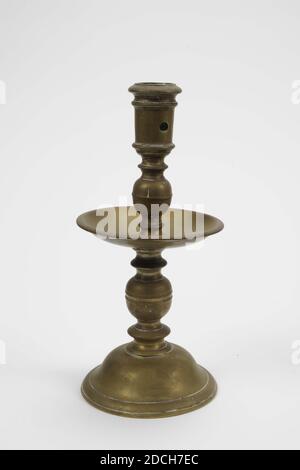 Candelabro, Anonimo, prima metà del 16 ° secolo, Generale: 19.2 x 9.1cm 192 x 91mm, candelabro con collare in ottone costituito da un portacandele conico ascendente con due fori rettangolari. Sotto un albero rotondo con bottone, un sifone a forma di piattello e un piede a forma di tromba e nervato con bottone, 1914 Foto Stock