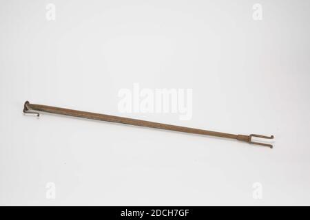 Blowpipe, Anonimo, 18 ° secolo, forgiato, Generale: 78 x 5 x 3,2cm 780 x 50 x 32mm, soffiatura rotonda in ferro battuto, ringiovanito verso il basso. Due ganci sul fondo profilato, superiormente un bordo sporgente con un gancio a forma di S, che corre parallelamente al tubo, 1887 Foto Stock