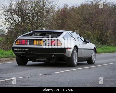 Leysdown, Kent, Regno Unito. 21 Novembre 2020. Un raro 'De Lorean' l'auto resa famosa dal film 'Torna al futuro' è stato avvistato a Leysdown, Kent questo pomeriggio. Questa particolare auto era una volta di proprietà di Stephen Bowman del gruppo pop classico "Blake". Nel film la macchina si schianta in un fienile di paglia, e per coincidenza la macchina di oggi è stata avvistata guidando su una strada vicino ad un fienile pieno di paglia. Credit: James Bell/Alamy Live News Foto Stock