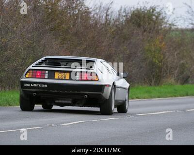 Leysdown, Kent, Regno Unito. 21 Novembre 2020. Un raro 'De Lorean' l'auto resa famosa dal film 'Torna al futuro' è stato avvistato a Leysdown, Kent questo pomeriggio. Questa particolare auto era una volta di proprietà di Stephen Bowman del gruppo pop classico "Blake". Nel film la macchina si schianta in un fienile di paglia, e per coincidenza la macchina di oggi è stata avvistata guidando su una strada vicino ad un fienile pieno di paglia. Credit: James Bell/Alamy Live News Foto Stock