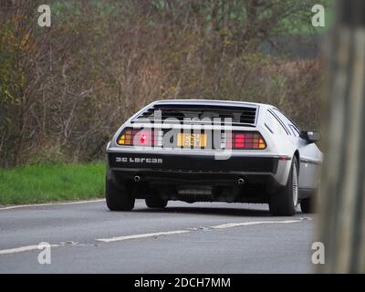 Leysdown, Kent, Regno Unito. 21 Novembre 2020. Un raro 'De Lorean' l'auto resa famosa dal film 'Torna al futuro' è stato avvistato a Leysdown, Kent questo pomeriggio. Questa particolare auto era una volta di proprietà di Stephen Bowman del gruppo pop classico "Blake". Nel film la macchina si schianta in un fienile di paglia, e per coincidenza la macchina di oggi è stata avvistata guidando su una strada vicino ad un fienile pieno di paglia. Credit: James Bell/Alamy Live News Foto Stock