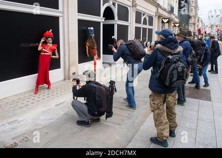 I modelli posano per i fotografi mentre mostrano i vestiti dello stilista Pierre Garroudi, durante una ripresa di moda flashmob a New Bond Street, Londra. Foto Stock